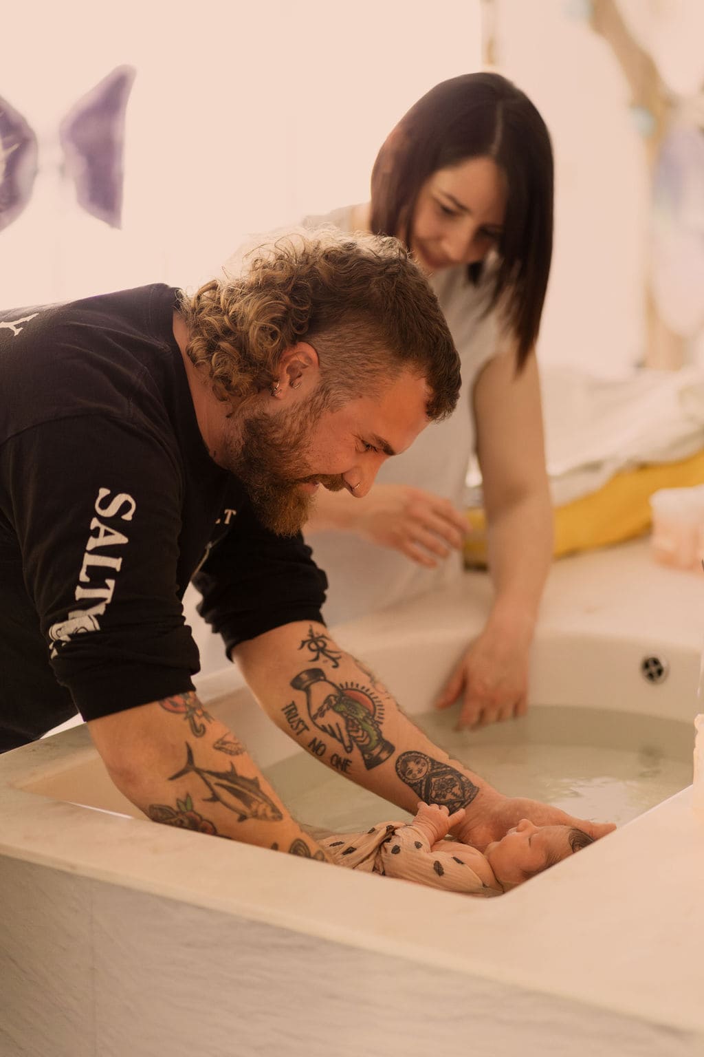 papa participant au thérapeutique bain bébé