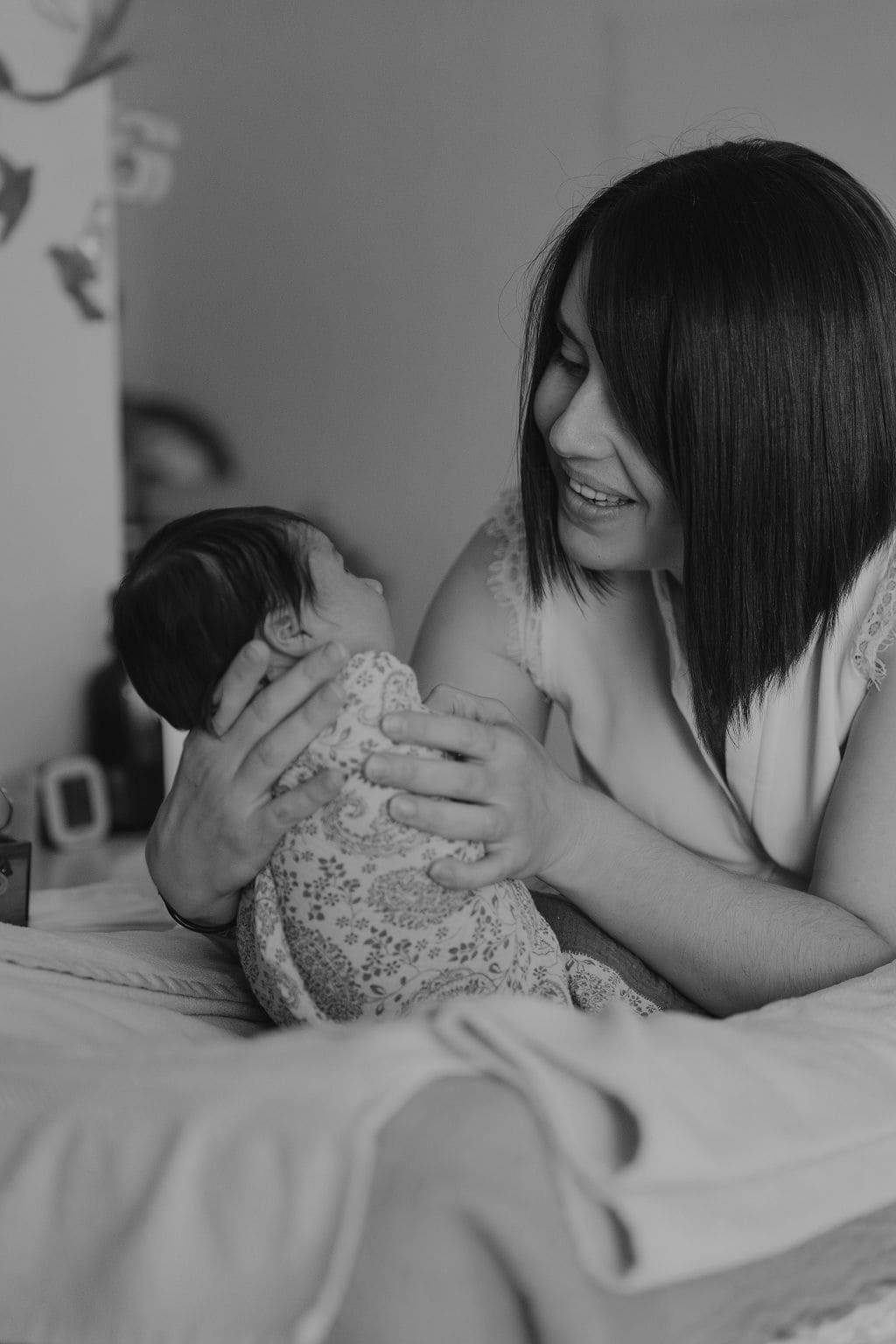 photographie en noir et blanc maman avec bébé