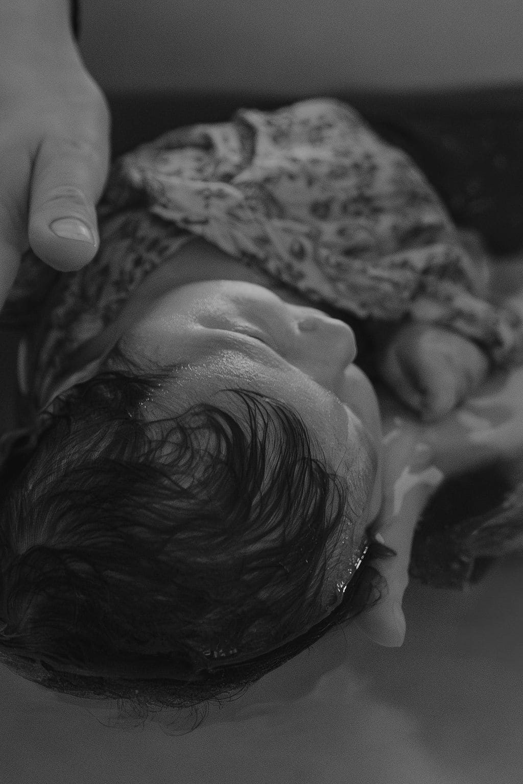 bébé pendant le soin thérapeutique bain b"b"