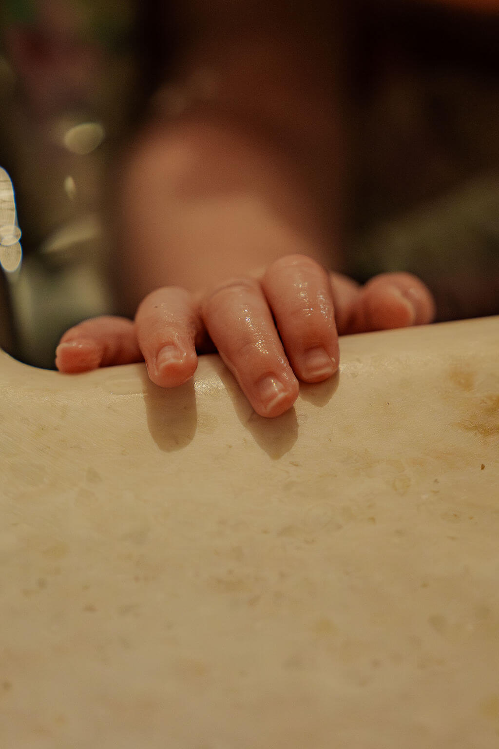 papa et maman participant ensemble à un thérapeutique bain bébé